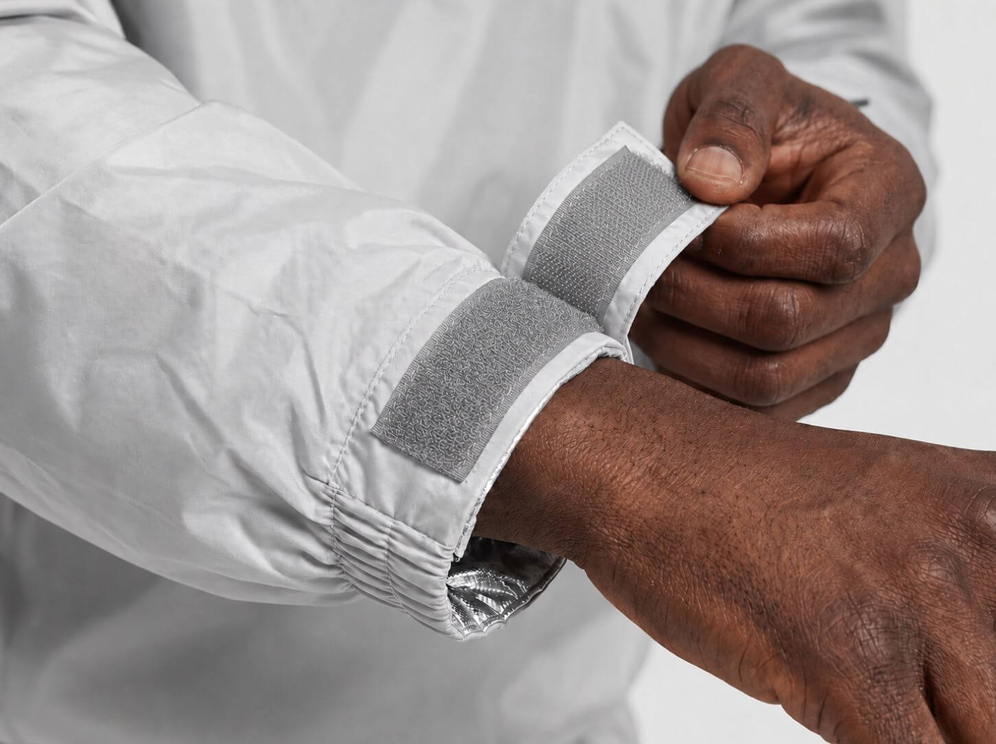 Velcro closure of the Light grey Fighthaus sauna suit